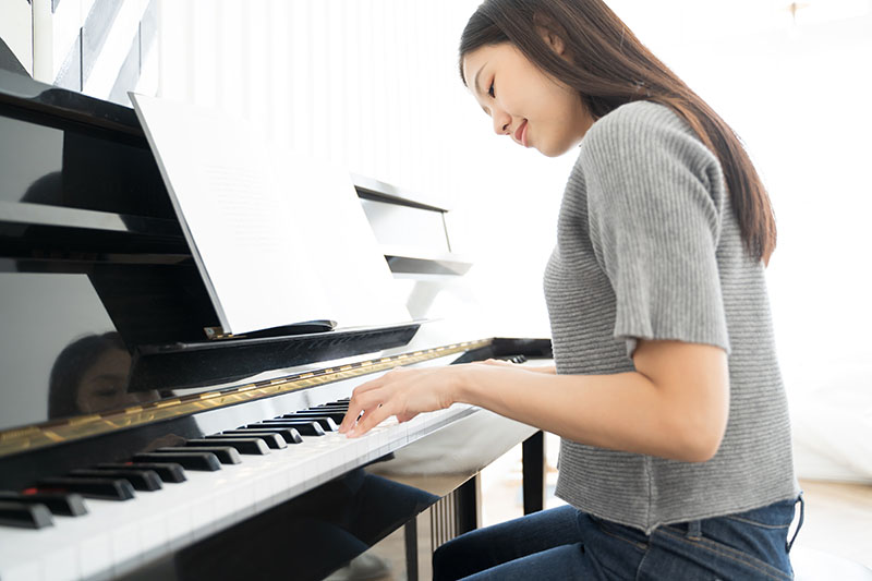 大人のピアノが続かない場合はピアノ教室に通うべき？